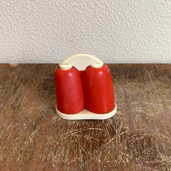 Vintage Red White Plastic All-in-One Salt & Pepper shakers MCM Made in USA - Picture 2 of 7